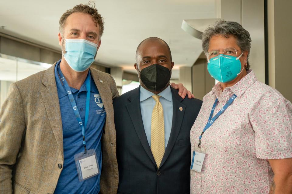 Tony Thurmond with CFT officers